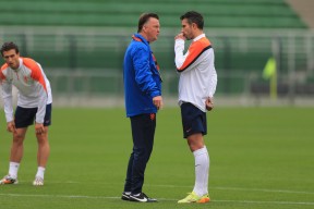 lck投注平台 -转会期武汉三镇队长鼓劲：荷甲节点到来，气氛紧张，控场能力受关注(开局练成了金鼎铁布衫)